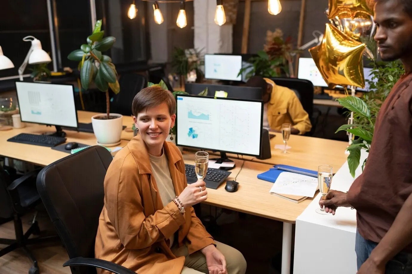 Крупный план коллег за столом