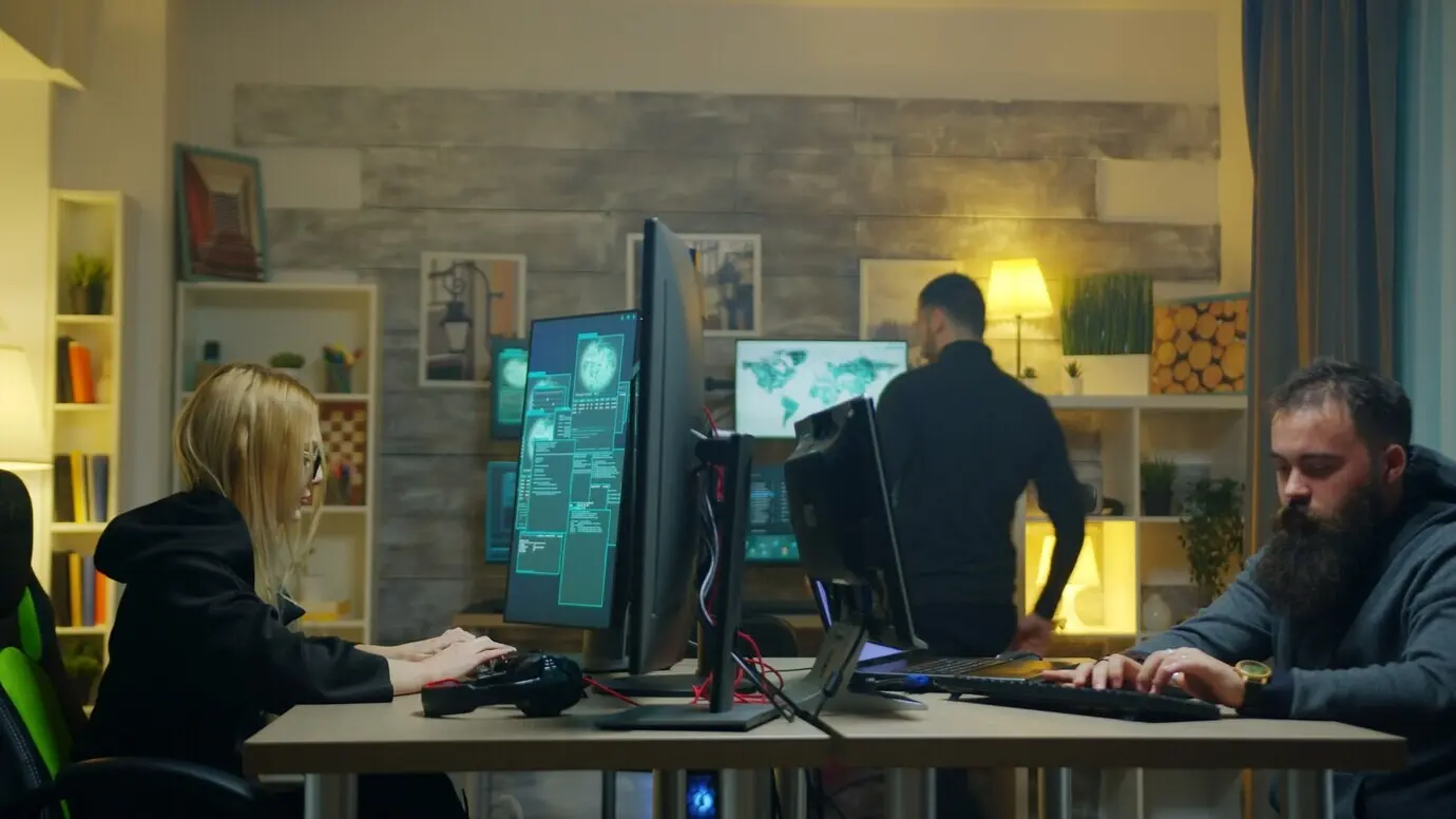 Девушка-хакер со своей командой крадёт информацию в интернете, используя суперкомпьютеры.