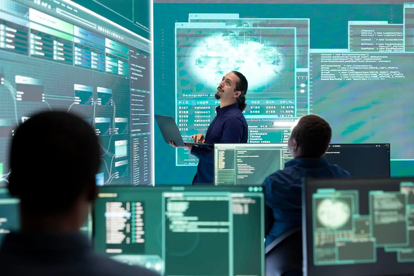 Профессиональный хакер, использующий вымогательское ПО и фишинговые методы для компрометации сетей.