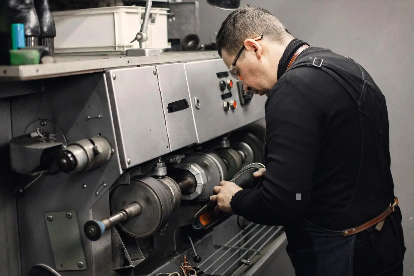 Panel de métricas vinculadas a auditoría ambiental e informes ESG en empresas de industria pesada